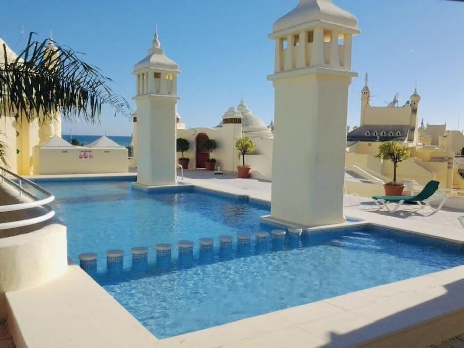 Unique With Rooftop Pool & Amazing Views